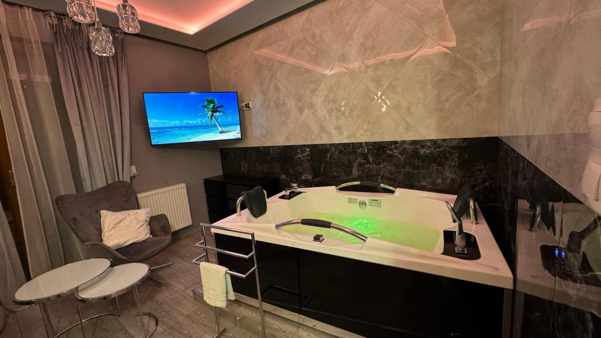 Appartement Jacuzzi Glass-house Station